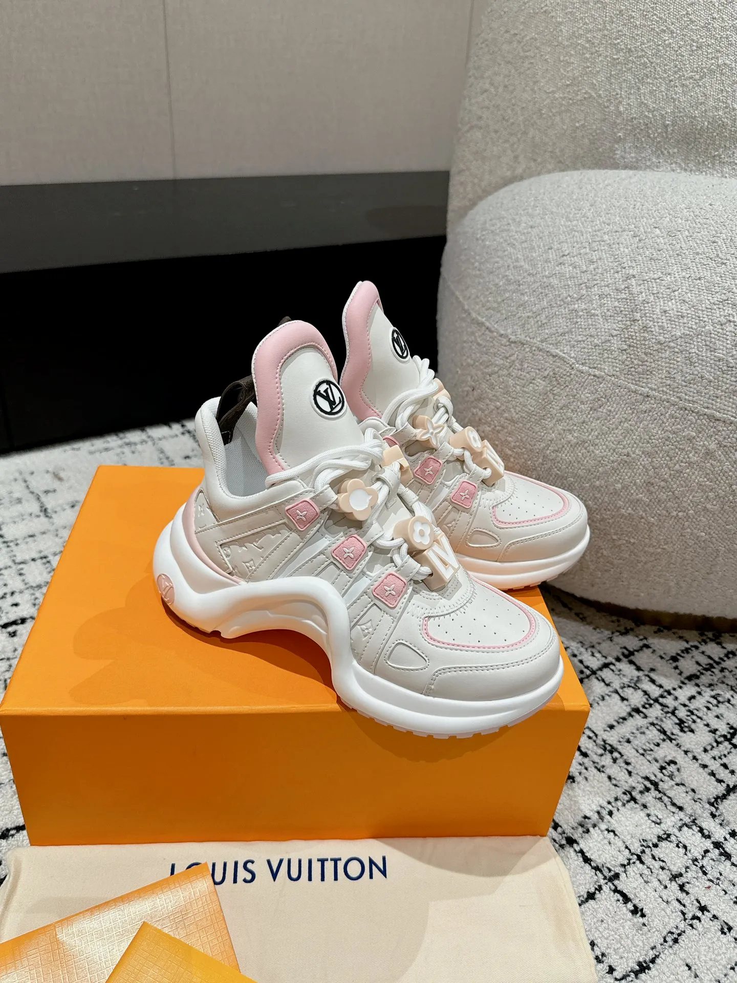 👟👟Ex-factory price 720👟👟 Top version Louis Vuiton·Louis Vuitton 24/ New Chinese Valentine's Day limited edition LV Archlight series arch sole dad shoes casual thick-soled lace-up sneakers Top version 🔝Buy the original version, develop and make goods👍🏻 This LV dad shoe features an eye-catching wavy sole and large tongue. It is equipped with a sporty super-elastic running shoe style rubber outsole, which is very eye-catching. It is also combined with a soft and elastic upper made of a variety of high-tech fabrics, making the upper foot comfortable and soft! ...